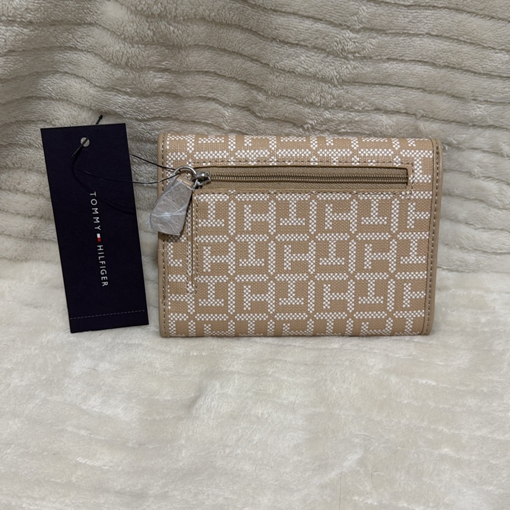 Tommy Hilfiger Tan and White Women's Wallet - Picture 3 of 9